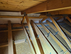 Zateplení stropu novostavby rodinného domu pomocí foukané izolace